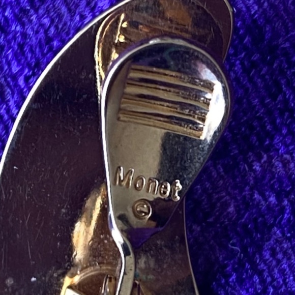 Signed MONET Gold Tone Curve Design Clip-On Earrings - Picture 4 of 5